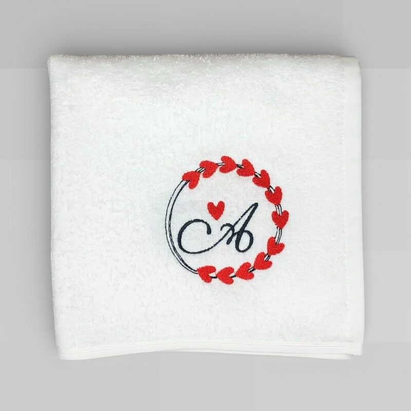 Рушник з монограмою у рамці "Коло з Сердечками"
