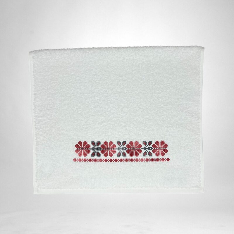 Рушник з українським орнаментом